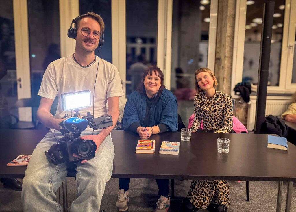 Dreh bei der ARD Buch-Lounge mit Caroline Wahl und Paula Irmschler. 