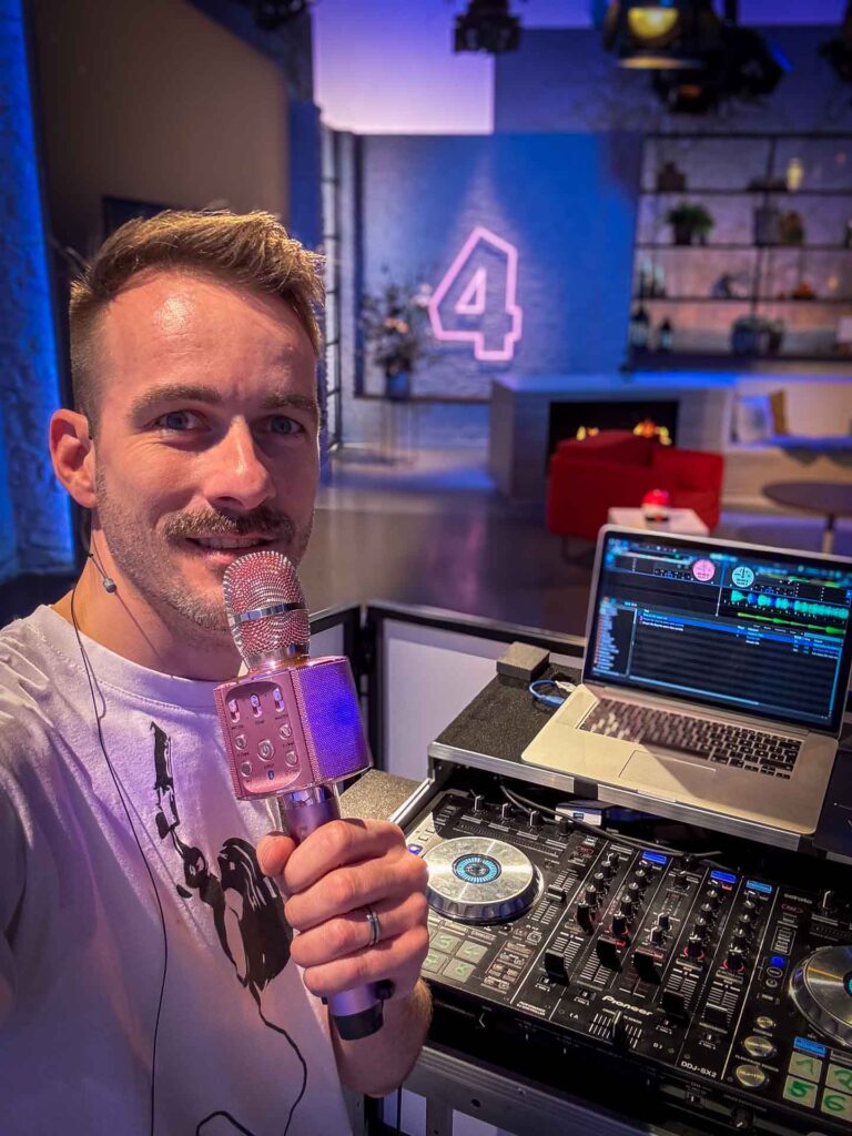 Martin Reißmann als DJ im Studio von MDR UM VIER.