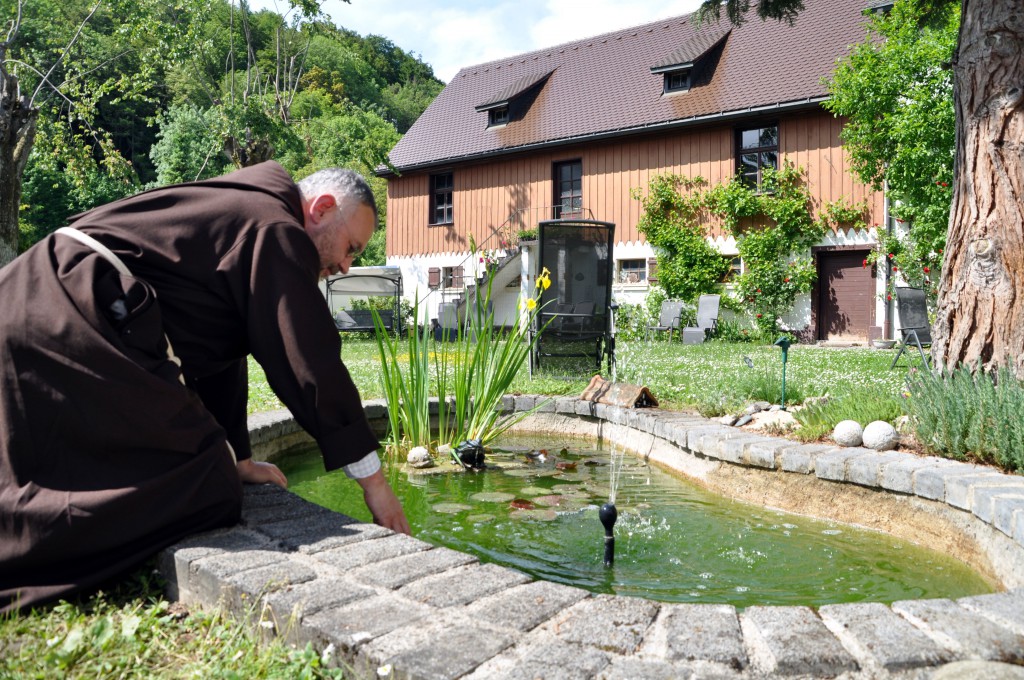 Bruder Laurentius am Gartenteich