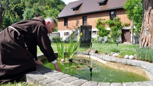 Bruder Laurentius am Gartenteich