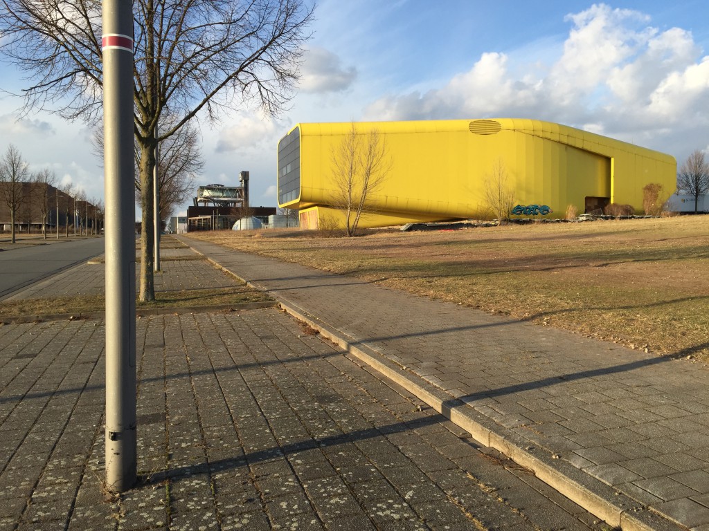 Der ehemalige Expo-Pavillon von Litauen und im Hintergrund der Pavillon der Niederlande.