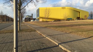 Der ehemalige Expo-Pavillon von Litauen und im Hintergrund der Pavillon der Niederlande.